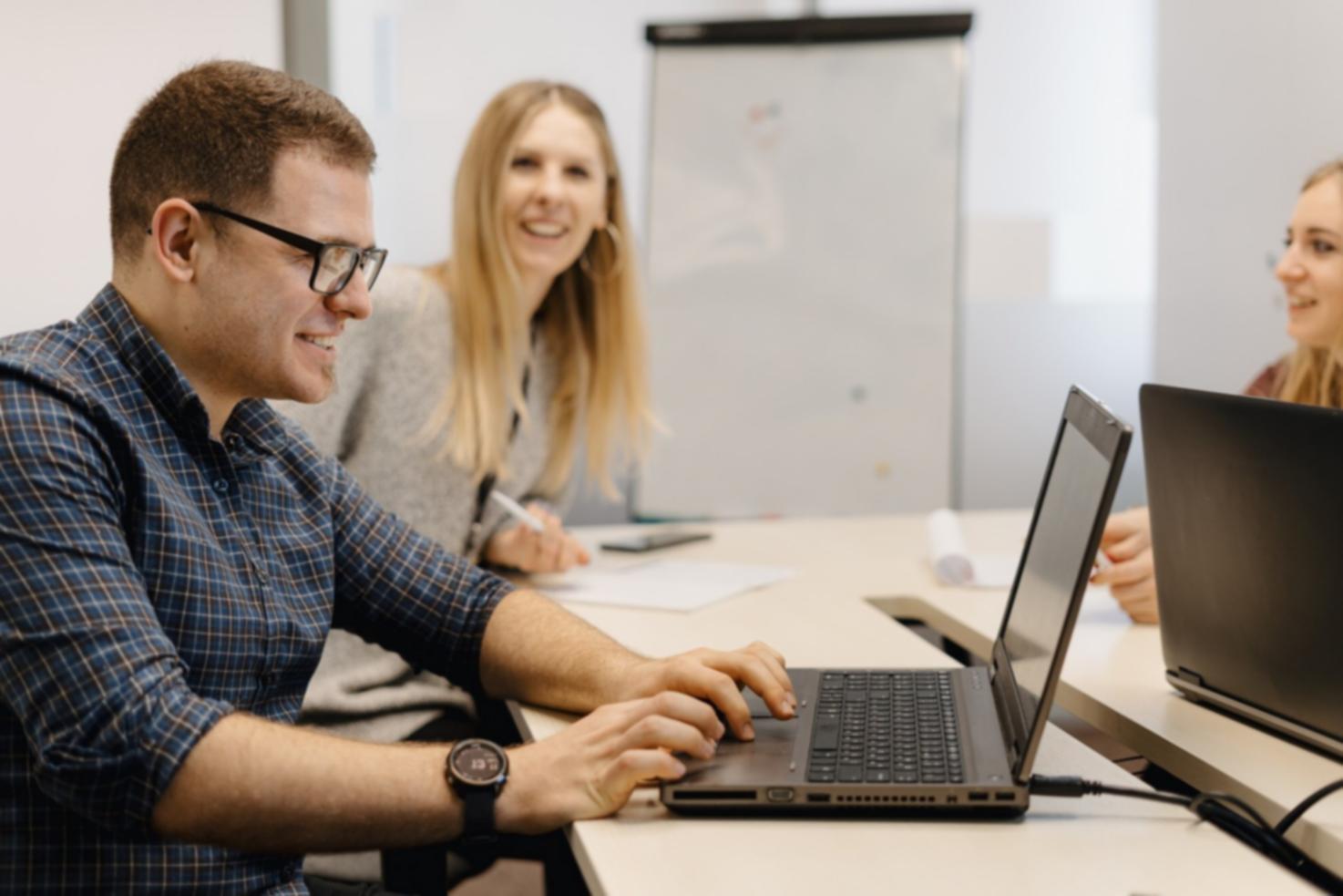 Equipo de velavegaula trabajando en análisis presupuestario